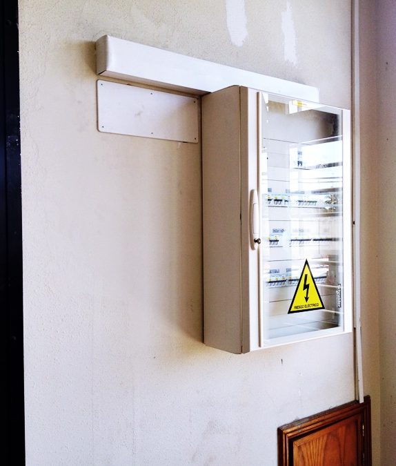 Instalación eléctrica de BT en edificio servicios varios lado tierra. Aeropuerto de Gran Canaria, España