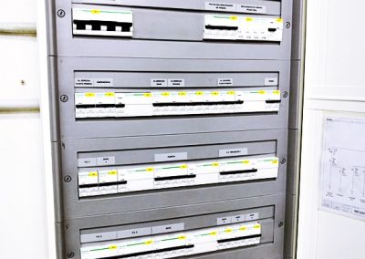 Instalación eléctrica de BT en naves de usos compartidos. Aeropuerto de Gran Canaria, España