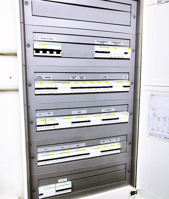 Instalación eléctrica de BT en naves de usos compartidos. Aeropuerto de Gran Canaria, España