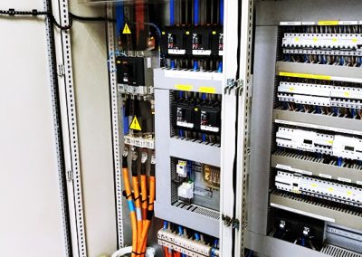 Instalación eléctrica de BT en aparcamiento público. Aeropuerto de Gran Canaria, España