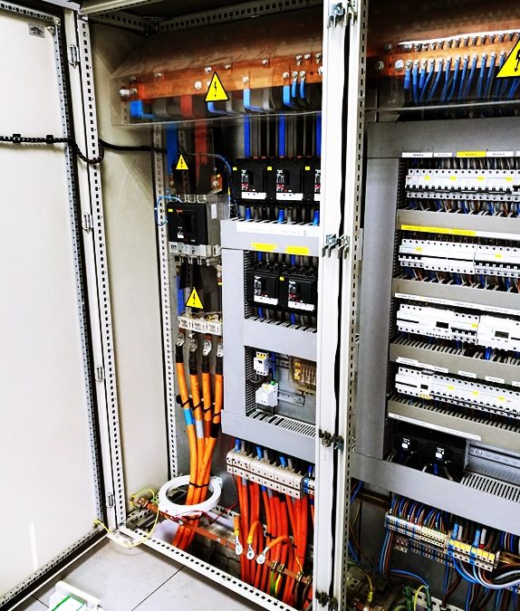 Instalación eléctrica de BT en aparcamiento público. Aeropuerto de Gran Canaria, España