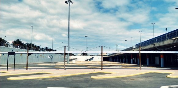 Instalación de columnas de iluminación parking de guaguas. Aeropuerto de Gran Canaria, España