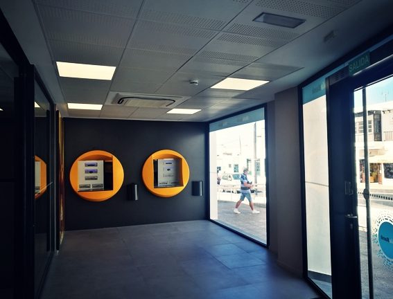 Instalación eléctrica oficina bancaria CaixaBank 6992 Playa Blanca. Playa Blanca, Lanzarote, España